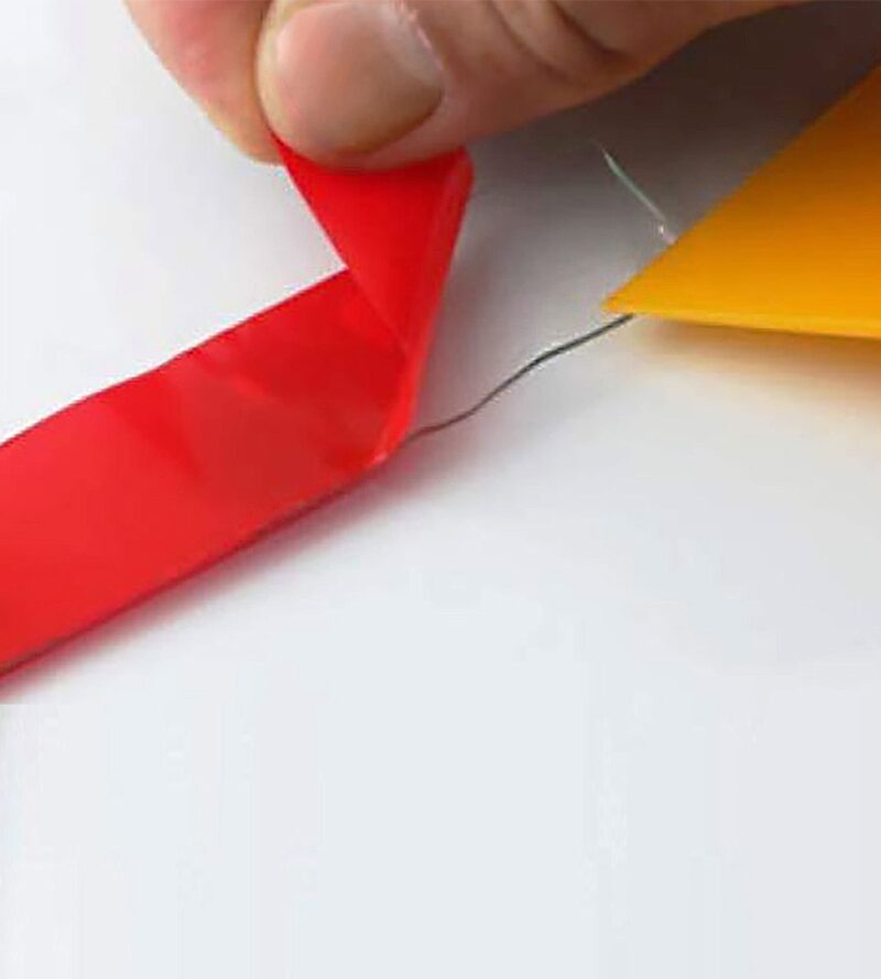 Cinta doble adhesiva transparente con respaldo de poliester rojo - Imagen 2
